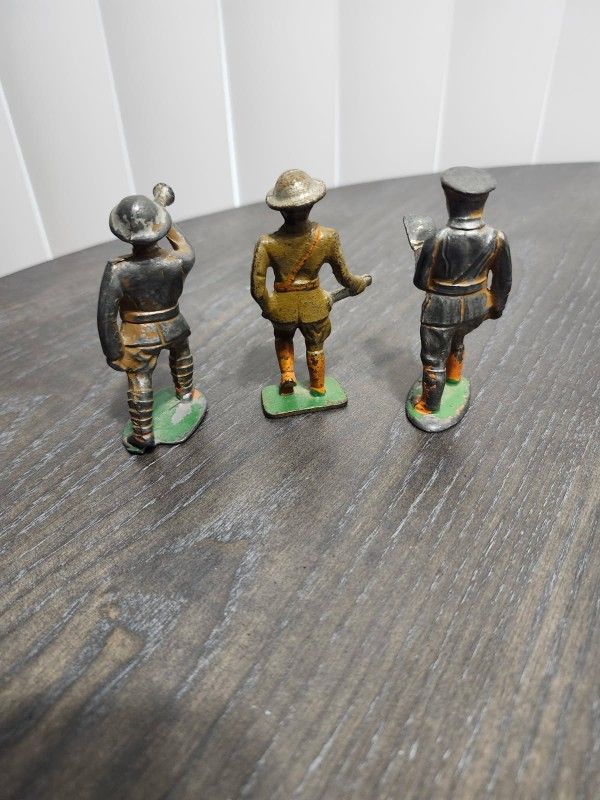 Vintage  Lead Army Men Figures  / Vintage Toy Soldiers LEAD TOYS