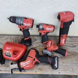 Milwaukee set m12 tool battery's charge