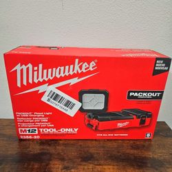 MILWAUKEE M18 FUEL PACKOUTFLOOD LIGHT USB CHARGER