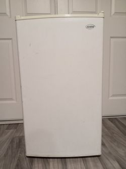 Sanyo Mini Refrigerator/ Freezer