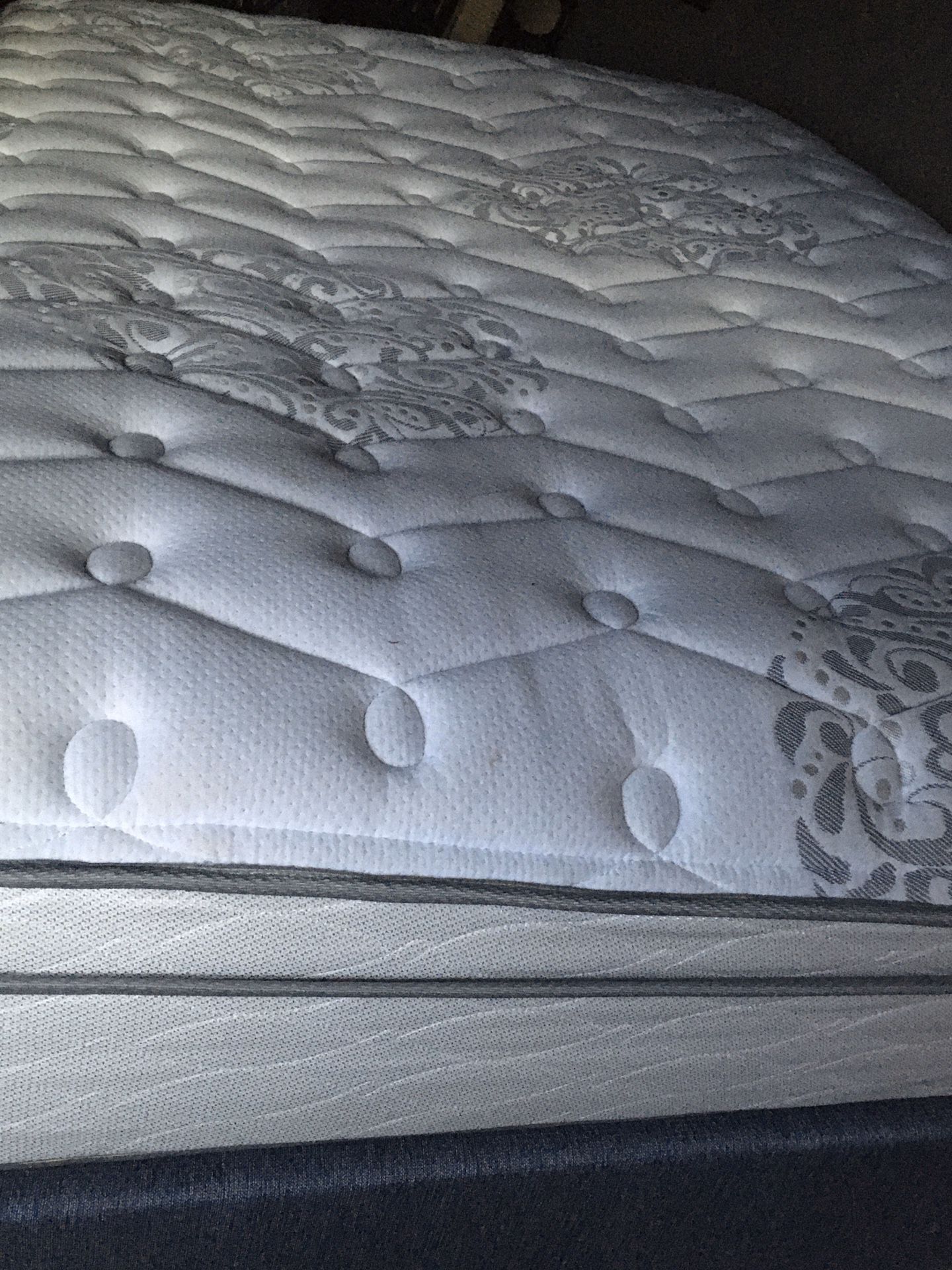 Full size mattress and box spring like new condition.