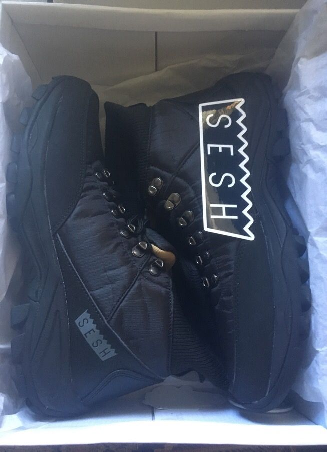 Teamsesh teenwitch boots new and signed by bones
