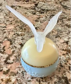 Vintage Collectible Avon "Flight to Beauty" jar never used white bird in flight lid with 5 FL. OZ. SSS Skin Softener