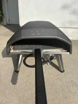 Ooni Pizza oven and pizza peels
