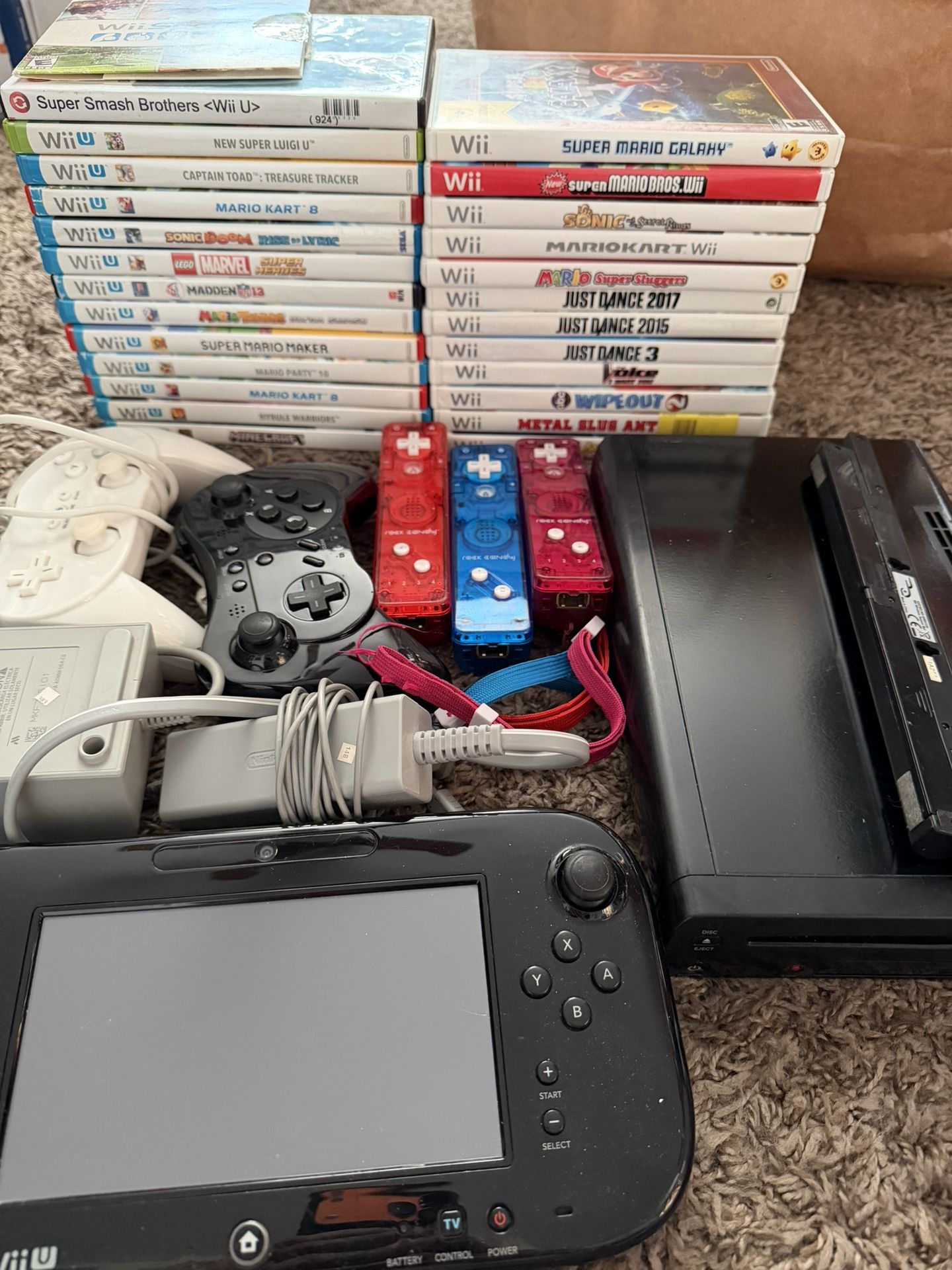Nintendo Wii U with Gamepad, 5 controllers, 26 Games