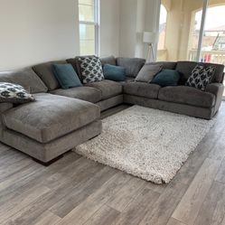 4 Piece Sectional With Chaise