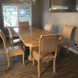 A Dinning Table With 6 Chairs,