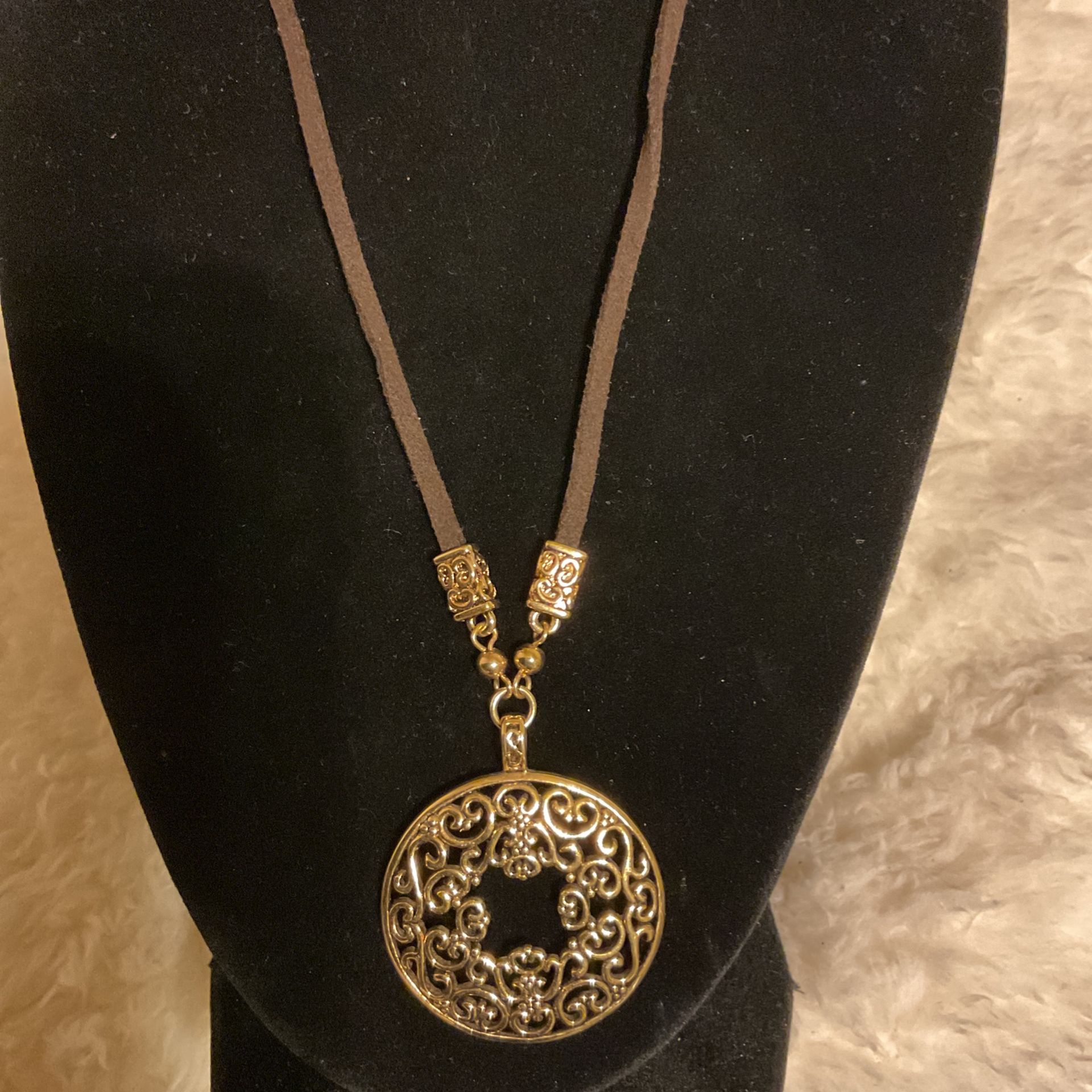 Necklace With Beautiful Goldtone Pendant (lia Sophia )