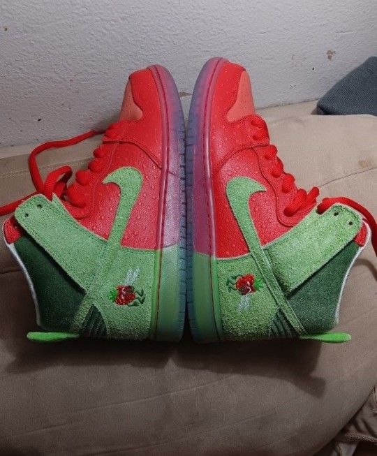 Nike Dunk High Sb Strawberry cough