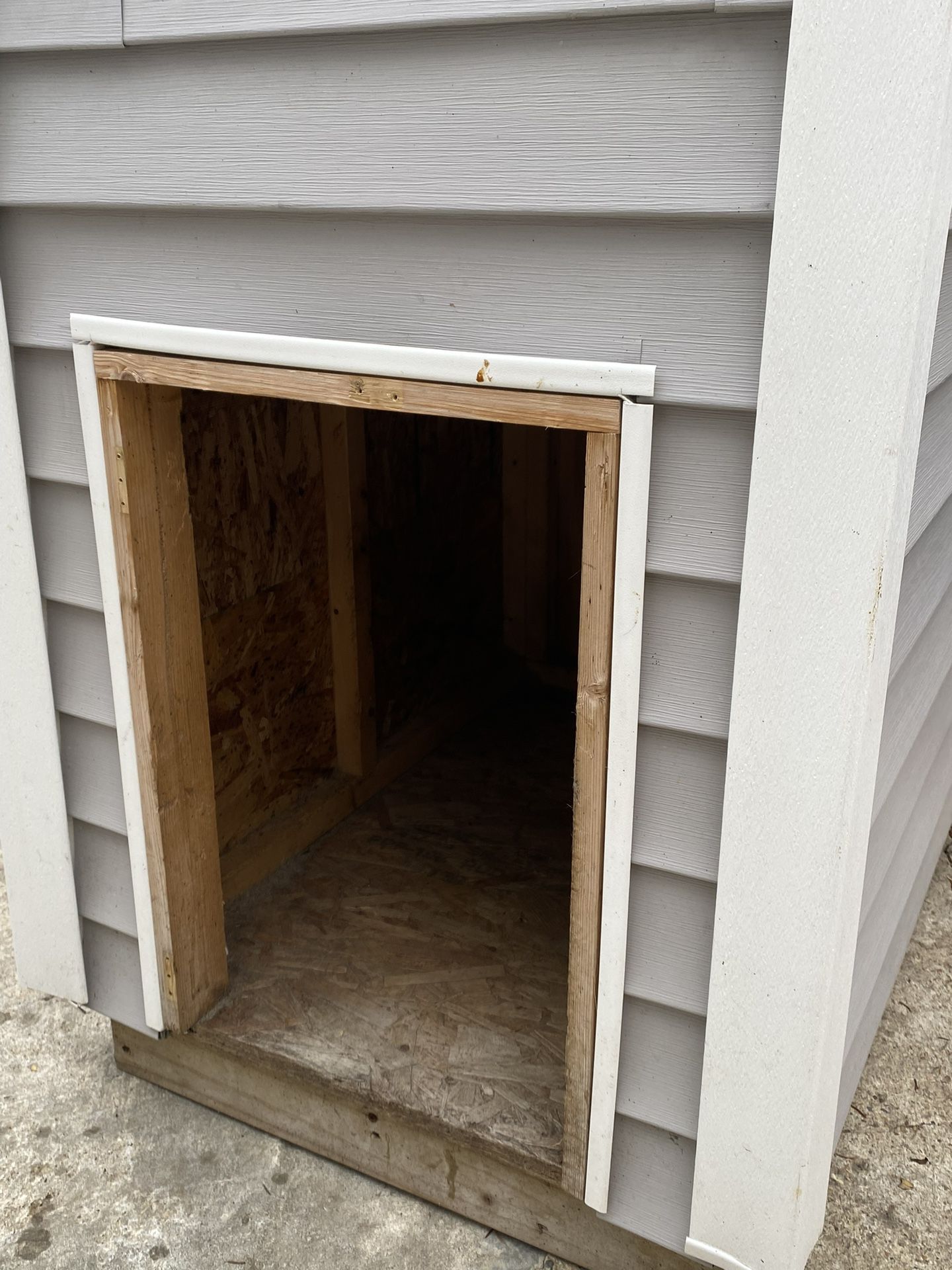 Weather Proof Dog House 