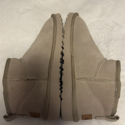 Women’s Uggs Size 7 SAND Color