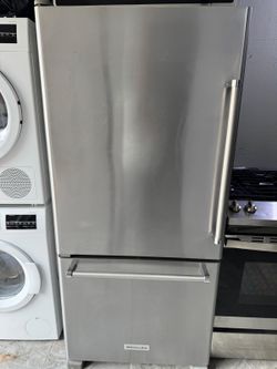 Kitchen Ain 30"w  refrigerator and microwave oven rengen