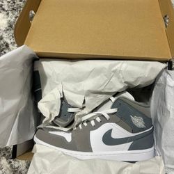 Air Jordan 1 Mid SE (8.5) (Negotiable) (Brand New)