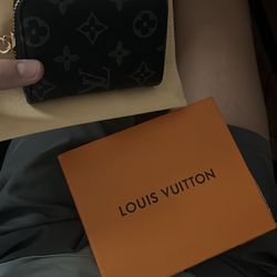 Woman’s Louie vutton credit card holder