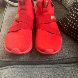 Tennis Pumas Size8