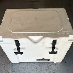 Igloo Sportsman 40 Quart Cooler White