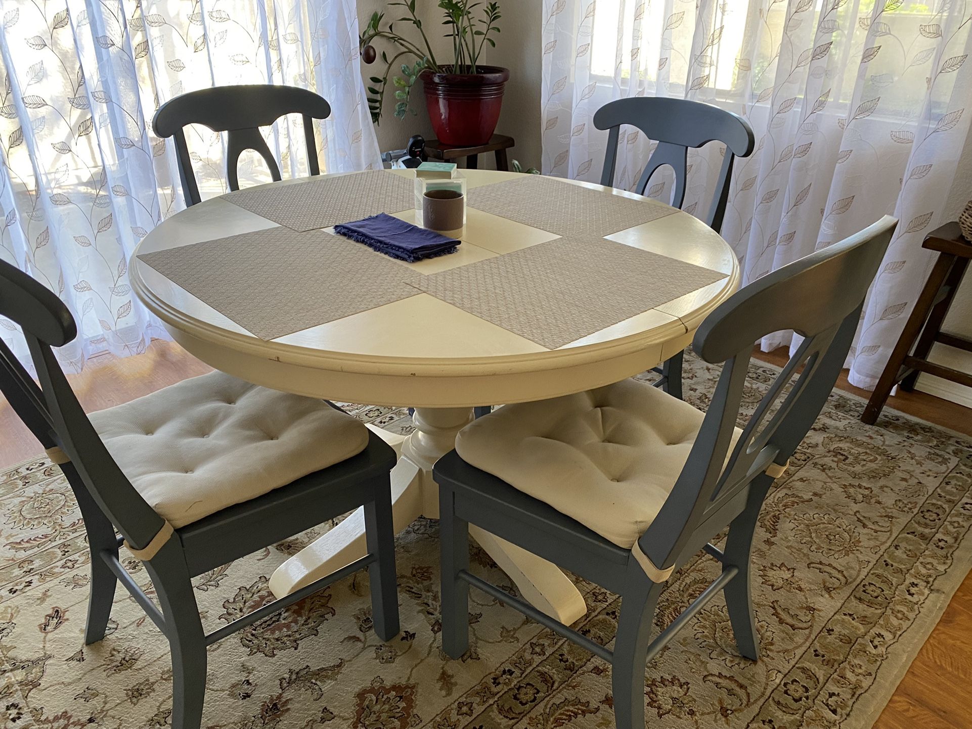 Dining / Kitchen Table and 4 chairs
