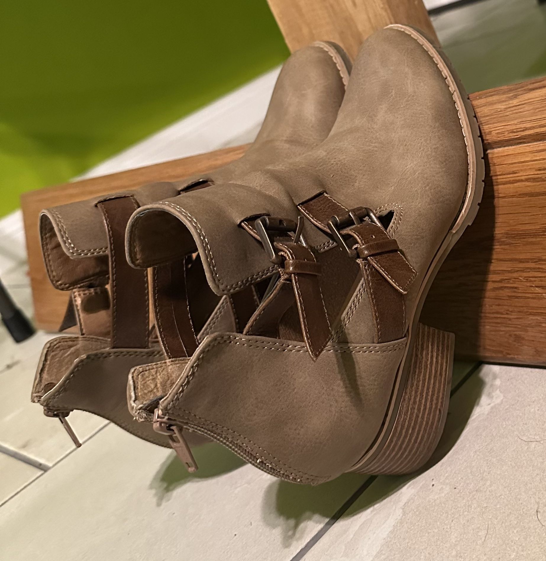 Brown Boots With Straps Small Heel Size 8