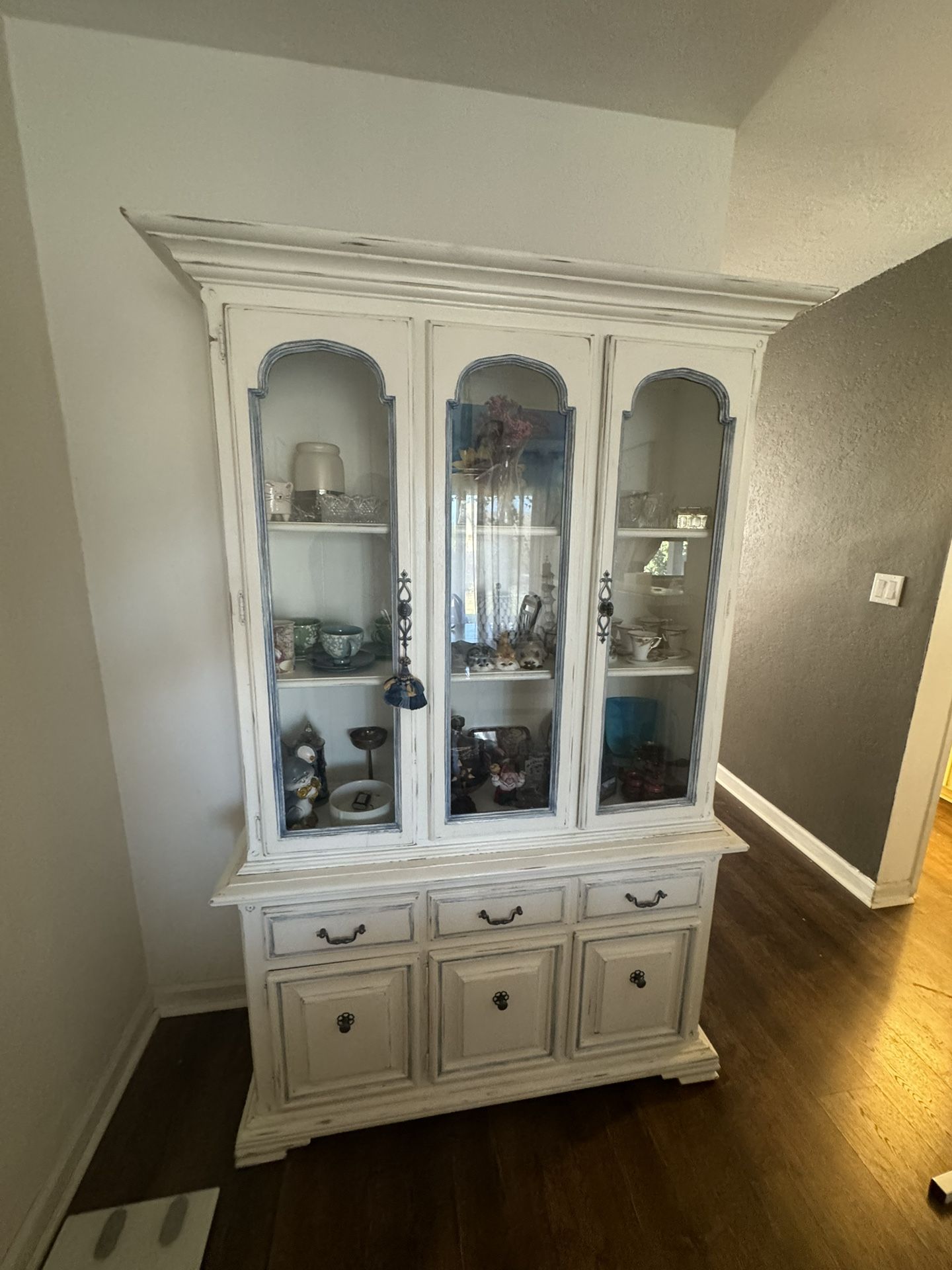 Living Room / Dining Room Wood Display Cabinet / Hutch with Storage Shelves 