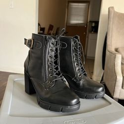 Boots Size 5.5 12$ Pick Up And Cash Only 