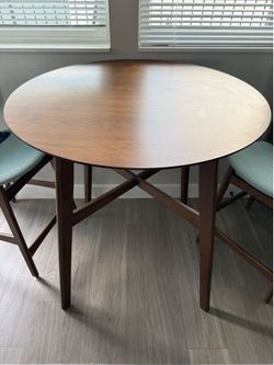 Table with 2 high chairs