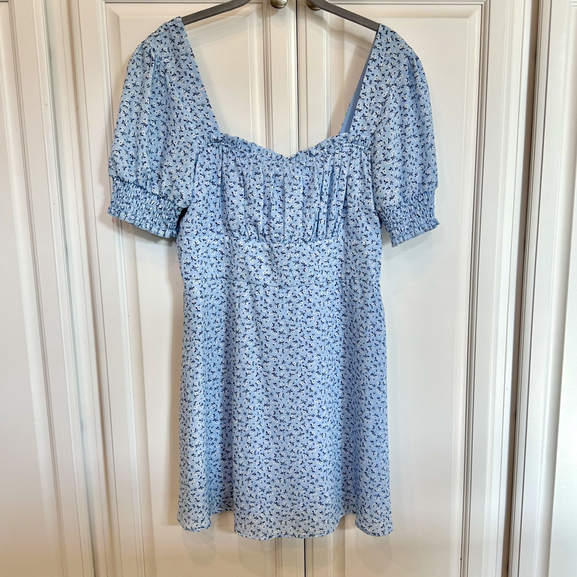 π Darling light blue floral dress, size large