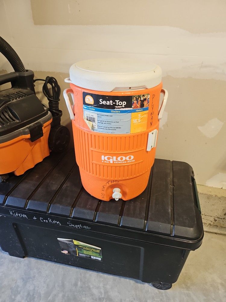 $20-igloo Drink Dispenser With Cup Holder