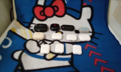 Air Pods Lot Of 11 For Parts Not Working