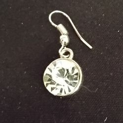 ONE SILVER EARRING W/ CLEAR GEM
