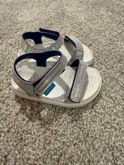 Native Toddler Sandals – Size 5 – Holographic Silver