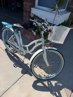 Schwinn woman beach cruiser