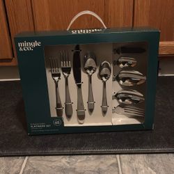 65 Piece Flatware Set