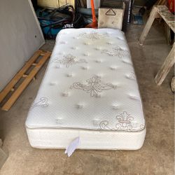 Twin bed With Box Spring