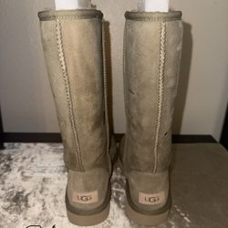 UGG’S WOMEN’S SIZE 7 