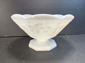 ANCHOR HOCKING Vintage Milkglass Harvest Grapes Octogonal Footed Centerpiece (Height: 5-1/2”)