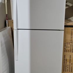 Like New Whirlpool 28" Refrigerator 14.3 Cu Ft 
