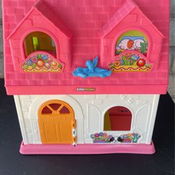 SMALL CARRY DOLL HOUSE FOR LITTLE DOLLS  & IT TALKS  LIKE. THE LOL’S