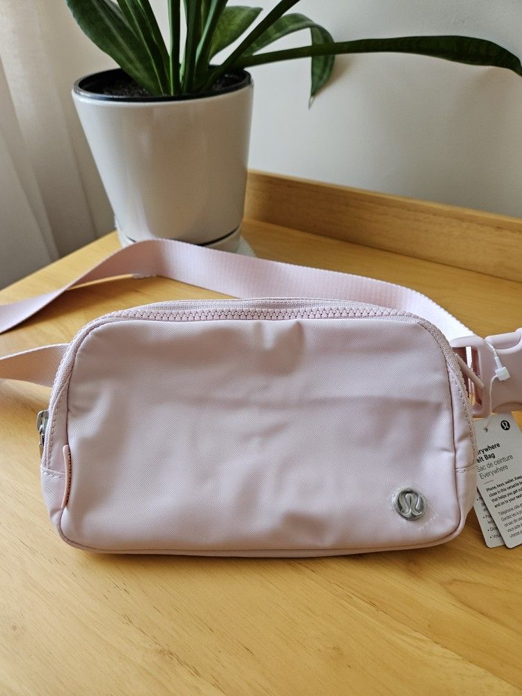 Lululemon Everywhere Belt Bag - Pink