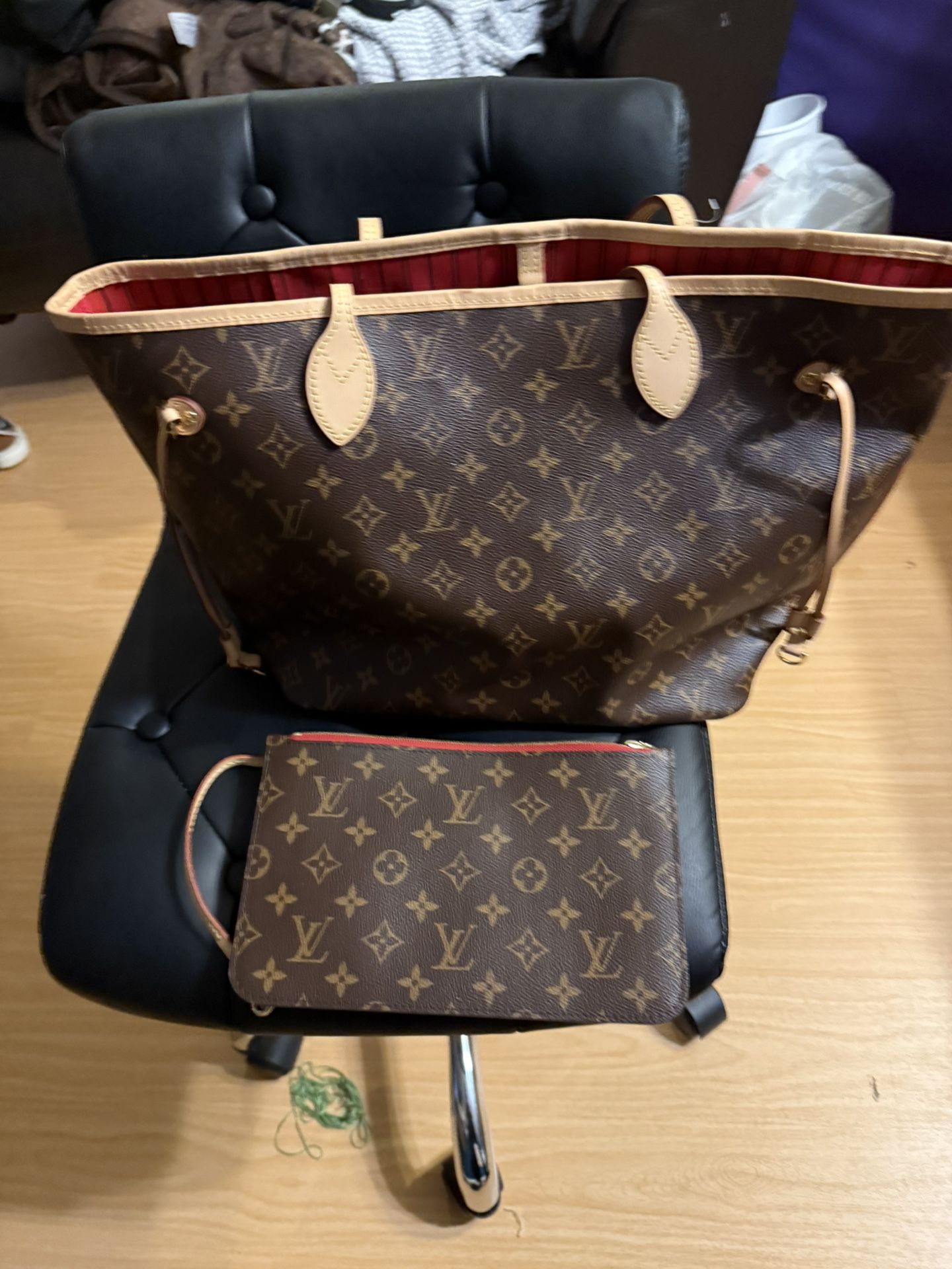 Louis Vuitton Neverfull MM tote bag in Monogram canvas with a red textile-lined interior