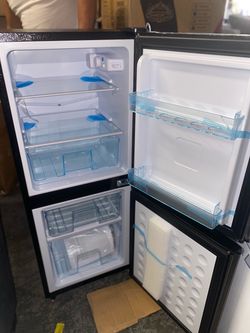 GGTB Mini 2-Door Refrigerator 4.0 Cu.ft with Lower Freezer, 7 Temperature Settings
