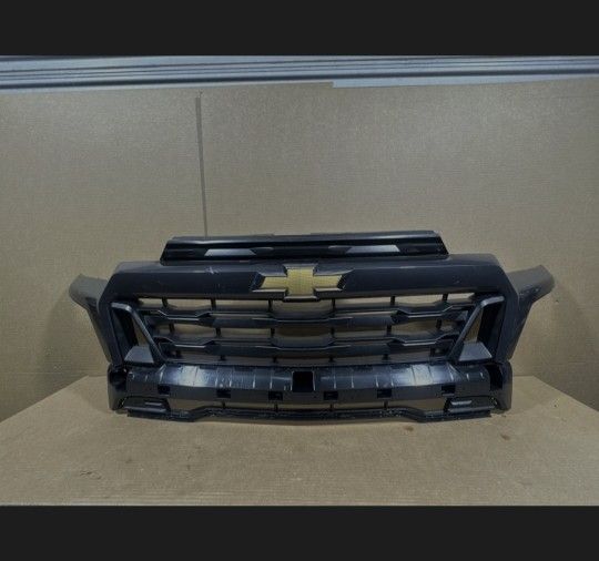 23 - 25 Chevrolet Colorado Grill OEM