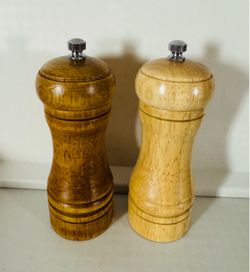 Wooden Salt & Pepper Shakers Spice Grinders NEW $20