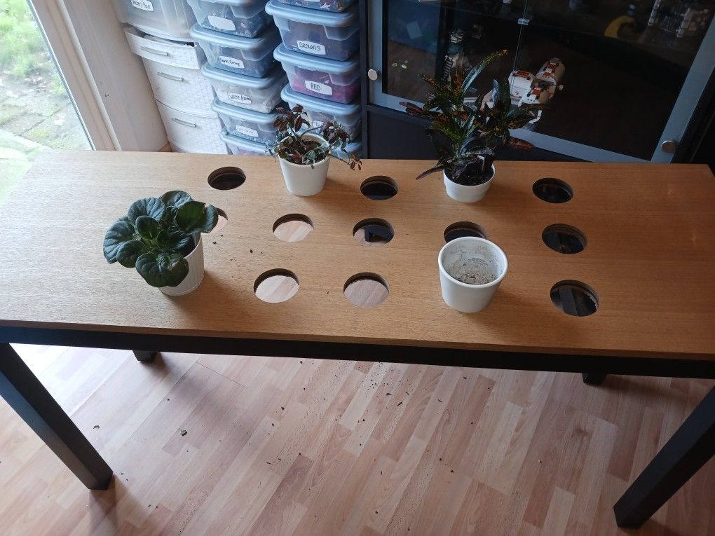 Plant table (holds 15 pots)
