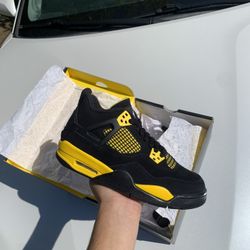 Jordan 4” thunder” 