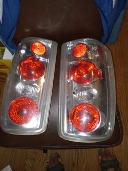 Chevy Tahoe Suburban  Taillights  2000 To 2004 For Tail Gate Model Not Barnyard Split Door Model Asking  100 $