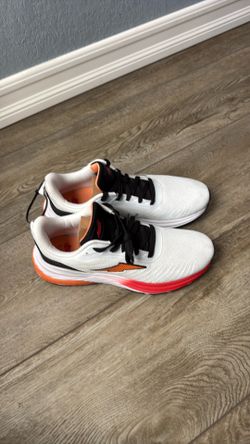 11.5 Men hypersonic Avia running shoe