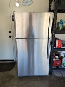 Whirlpool Apartment Size Refrigerator – Works Great
