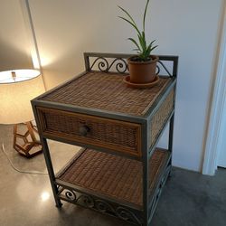 2 side bed tables , 2 lamps Perfect  10/10 