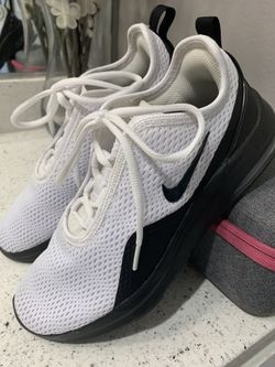 Women’s 7.5 Nike Air Running Shoes