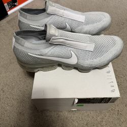 NEW LACELESS NIKE VAPORMAX SIZE 11.5